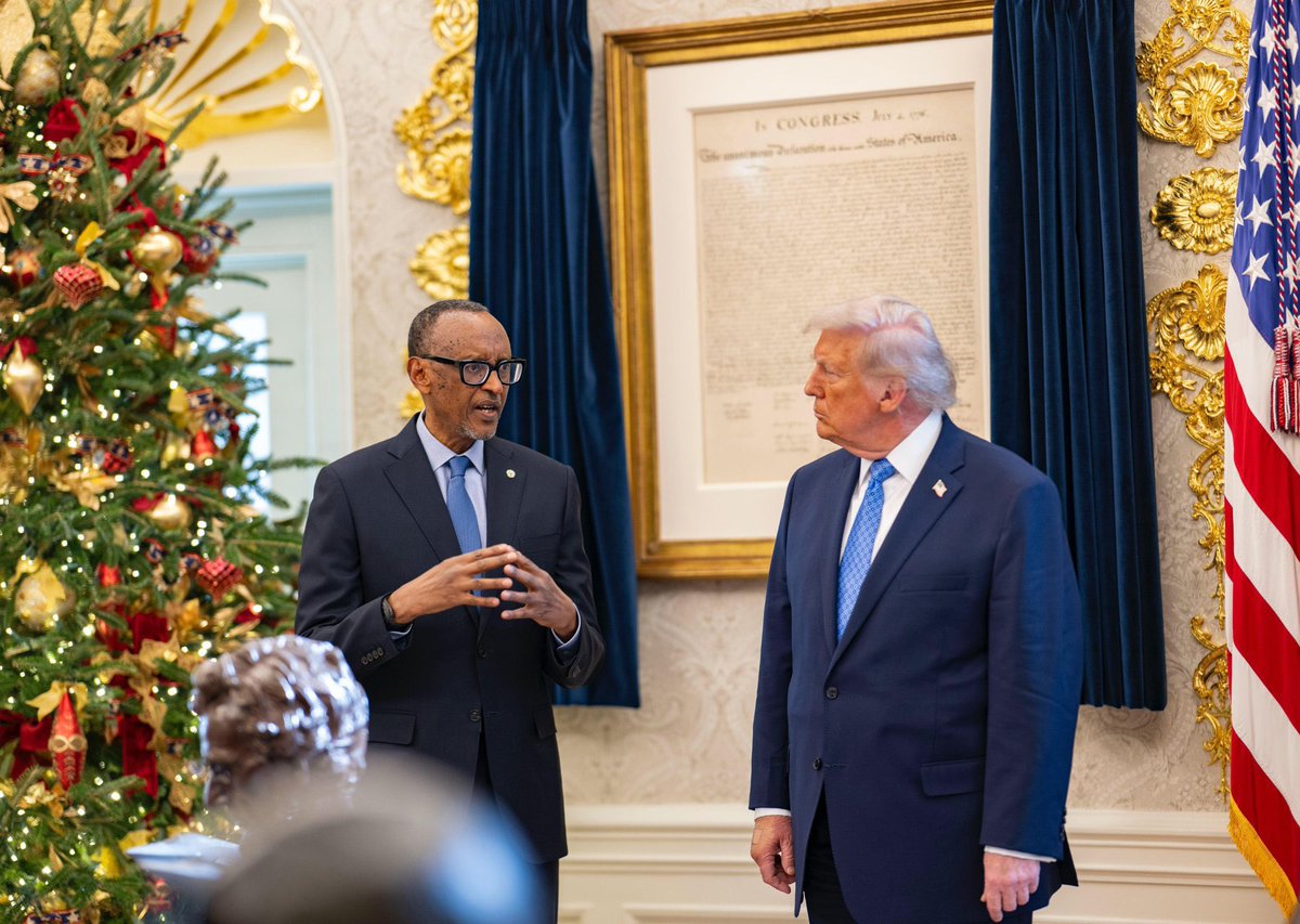 petertiani007's tweet image. #RDC… 

Boum 💥 Boum 💥 Boum 💥 

Les photos suffisent :

quelqu’un s’est fait remonter les bretelles.

Sourire crispé.

Atmosphère électrique.

Le reste n’est que discours fabriqué.

😂😂😂😂😂😂😂🔥🔥🔥🔥🔥🔥🔥🔥🔥🔥🔥

🇨🇩✊🏿