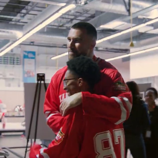 updatecharts's tweet image. Travis Kelce, noivo de Taylor Swift, foi novamente indicado ao prêmio Walter Payton Man of the Year da NFL graças ao trabalho da sua ONG, que apoia ações de caridade e comunidades vulneráveis, incluindo pessoas transsexuais, de Kansas City.