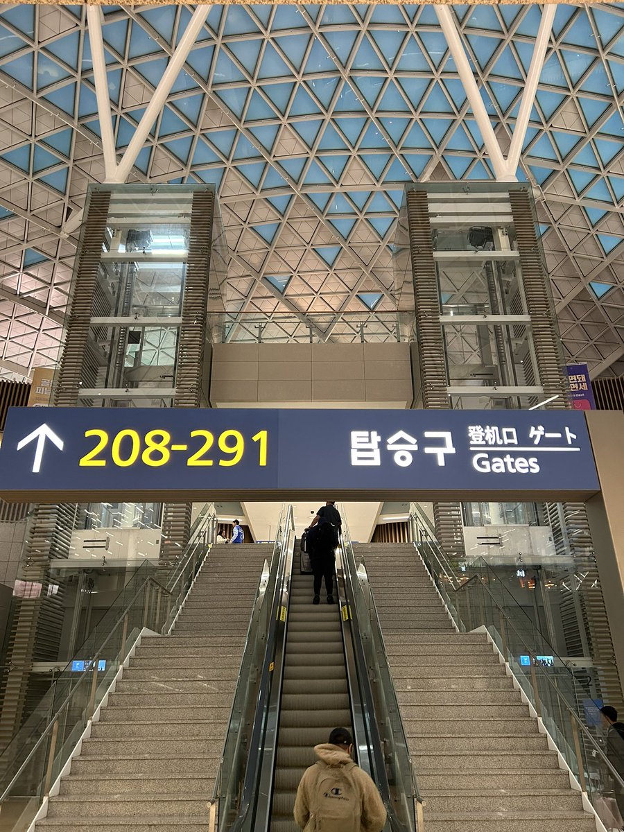 5 mins in korea and my brain chem altered again