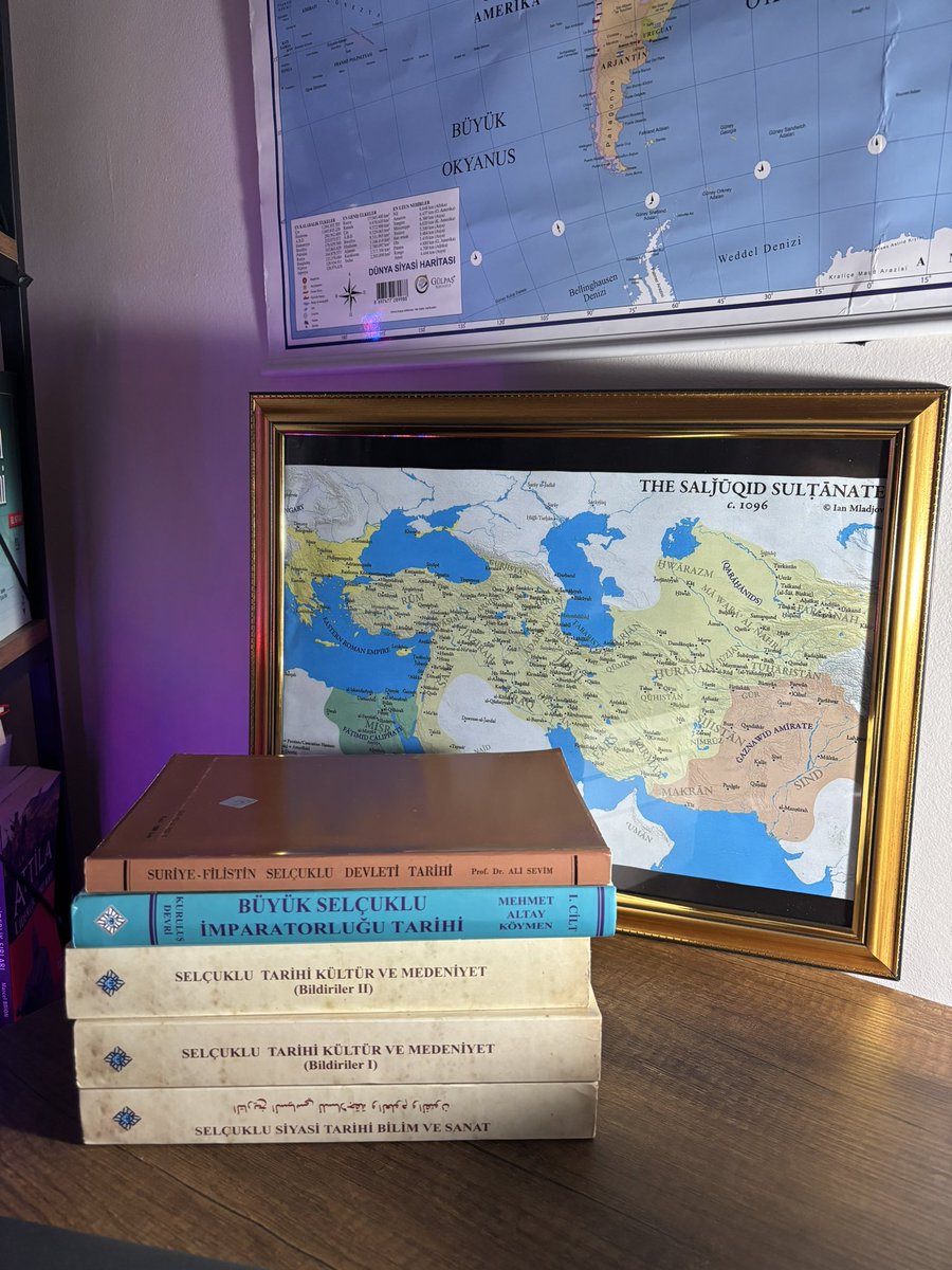 Öylesine bakınmak için girdiğimiz sahafın çıkışı