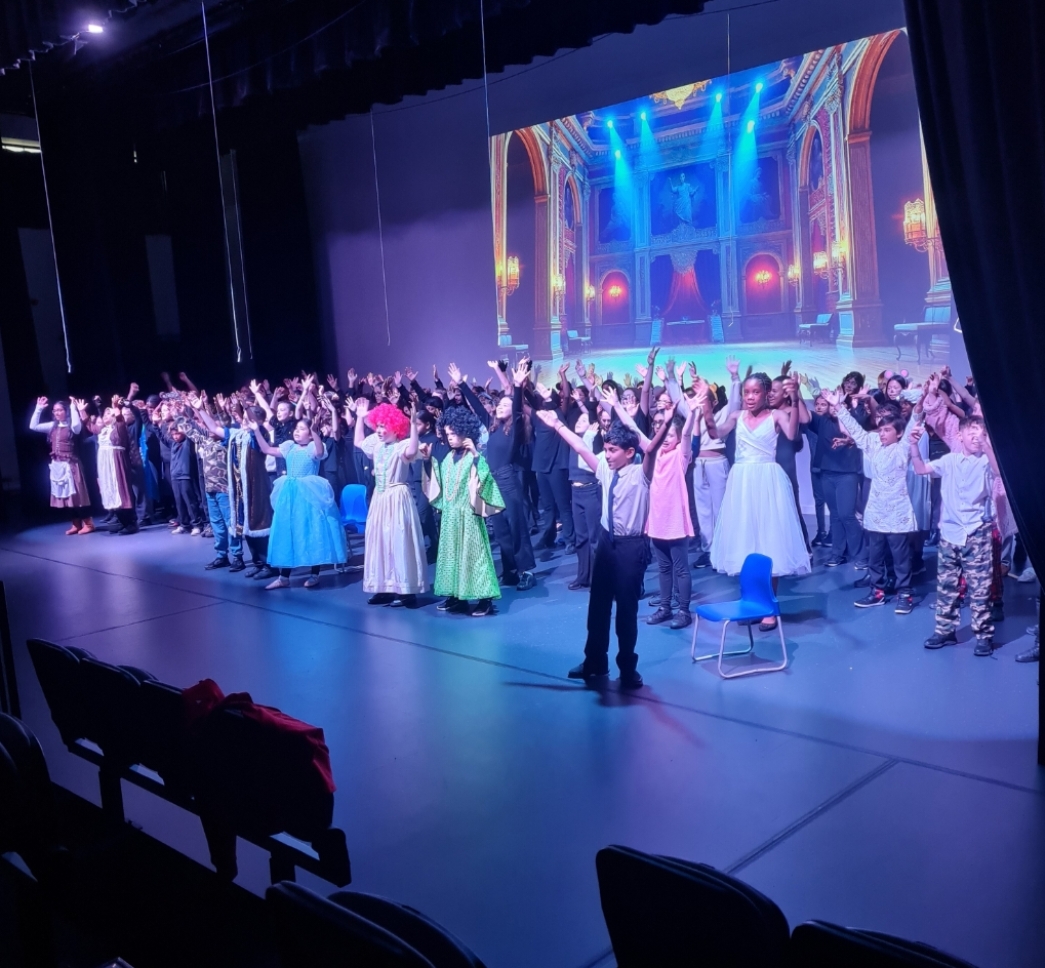 Throwback Thursday: Year 6 pulled out all the stops last week with their fantastic Christmas panto production 'Cinderella'. Bravo! 💃 🎤 🥿 #ohyestheydid