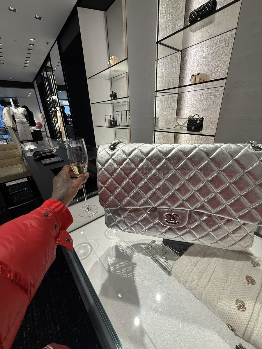 AsianDaBrattt's tweet image. Put Me In Chanel 🩶 #BdayWeek