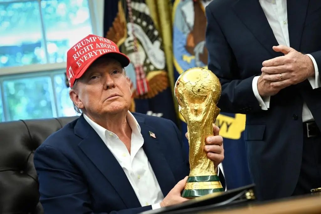 ⚽️🇺🇸 Este viernes se celebra el sorteo del #Mundial2026 en #Washington, marcando el inicio de la cuenta regresiva para el evento más grande del #fútbol con 48 selecciones. #EstadosUnidos, #México y #Canadá serán los anfitriones, pero las #políticasmigratorias de #DonaldTrump,
