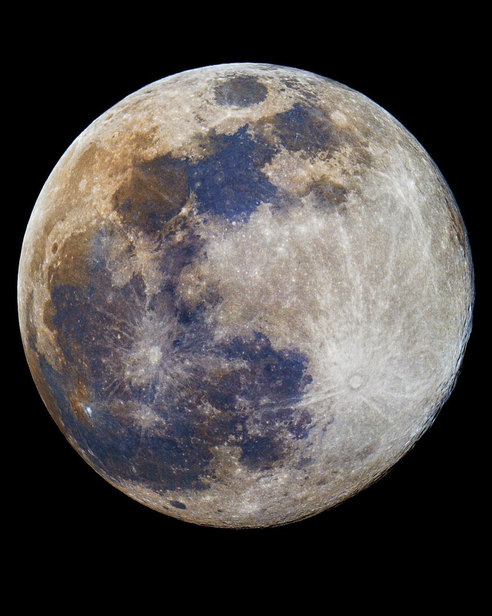 القمر العملاق الأخير لعام 2025 في سماء جدة.

(فلكية جدة)

-