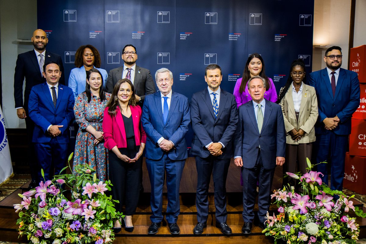¡Mucho éxito a la generación 'Inés Ortúzar'! 👏

Esta mañana, el canciller Alberto van Klaveren encabezó la graduación de una nueva generación de la <a href="/AcadeAB/">Academia Diplomática de Chile</a>. 20 hombres y mujeres que pasan a ser diplomáticos y diplomáticas del Servicio Exterior de Chile. 👩‍🎓👨‍🎓🇨🇱