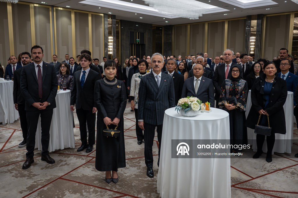 Bakan Uraloğlu, Tayland Krallığı Milli Günü Resepsiyonu'na katıldı
Ulaştırma ve Altyapı Bakanı Abdulkadir Uraloğlu, Ankara'da bir otelde düzenlenen Tayland Krallığı Milli Günü Resepsiyonu'na katıldı. #Ankara #AA