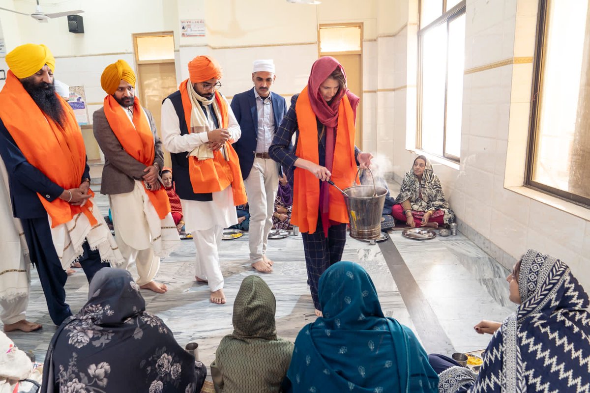 SardarArora's tweet photo. Delighted to welcome H.E. Jane Marriott at Gurdwara Sri Panja Sahib Hassanabdal. She joined sewa, langar and visited the sacred Panja Sahib.
She appreciated HCM @MaryamNSharif ’s initiatives for minorities and praised bkth HCM and @Marriyum_A  for tackling Punjab’s smog challenge https://t.co/KrHTsMNWIA