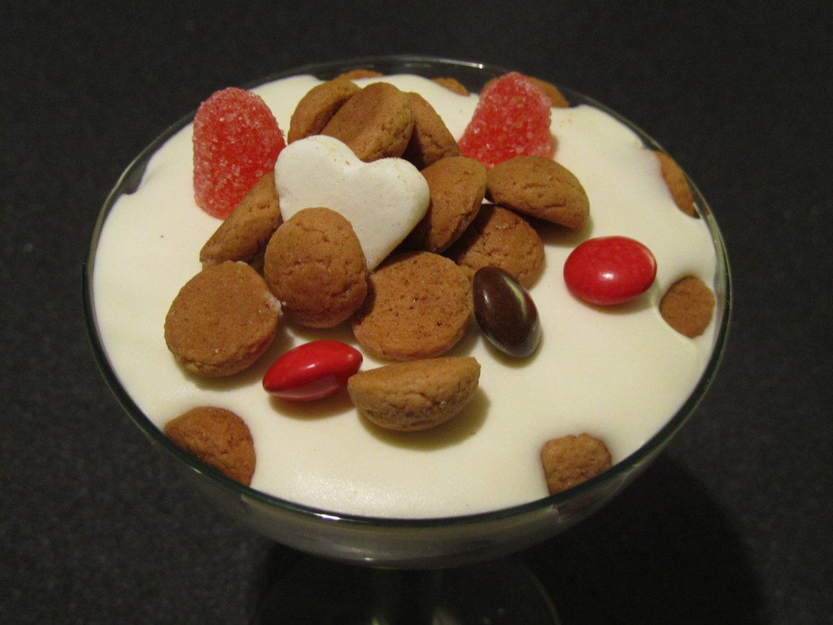 Een fijne bestemming voor de nog resterende kruidnoten: kruidnootjespudding met strooigoed.

ermagwelweerwataf.blogspot.com/2018/11/kruidn…