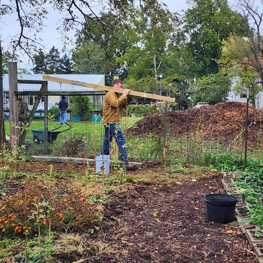 Our seniors showed what happens when we give our time and heart to others. Last month’s Senior Day of Service took them all across Columbia to support local organizations and our neighbors in need.