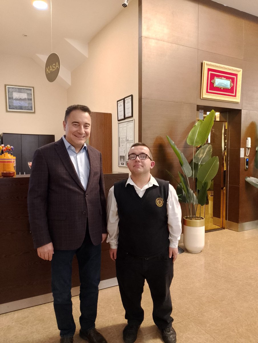 Genel Başkanımız <a href="/alibabacan/">Ali Babacan</a> , Ankara - İstanbul yolu üzerindeki Highway Tesislerinde çalışan genç gönüllümüz Yavuz Selim ile bir araya geldi.

En büyük hayallerinden biri Genel Başkanımız ile buluşmak olan güzel gönüllü arkadaşımız Selim sonunda bu hayalini de gerçekleştirdi 👏🏻