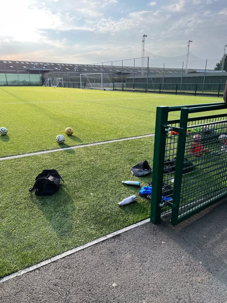 morettips's tweet image. Pra quem não sabe, além de estudante de Fisioterapia, sou professora em uma escolinha de esportes para crianças e adolescentes. Hoje foi dia de futebol com eles e me rendeu uma pequena bolada — sem contar a diversão que temos a cada treino!