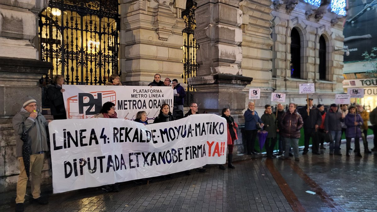 RMurigoitia's tweet photo. Mañana, 5 de diciembre, @Imanol_Pradales, @eetxanobe y @susanagarc2 anunciarán a bombo y platillo la firma del acuerdo de la ejecución L4 de Metro.
Hoy nos hemos manifestado junto al vecindario de #Irala y #Rekalde para reclamárselo.
Azken mobilizazioa izan dadila.
L4 orain! https://t.co/oGV0ys9Y6T