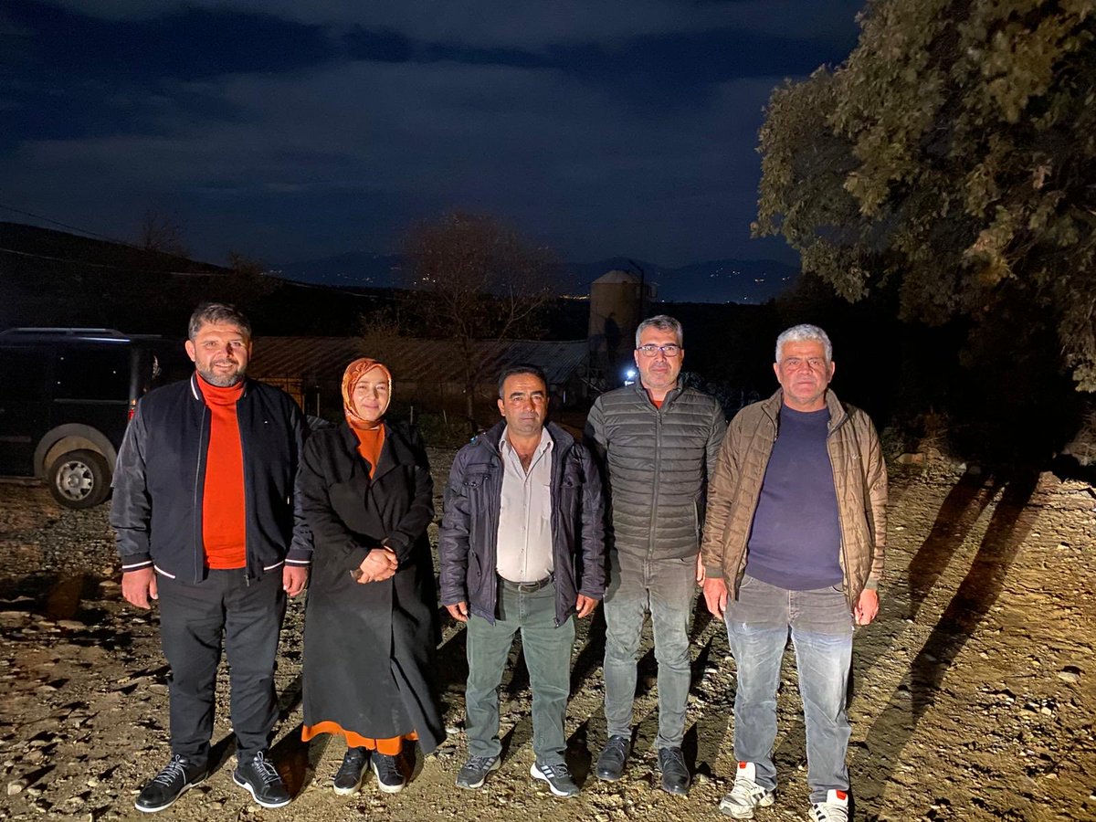 Kızılhavlu muhtarımız Hüseyin beyi Gelecek ve Saadet partililer olarak ziyaret ettik.
Muhtarımın hoş sohbetine teşekkür ederiz.