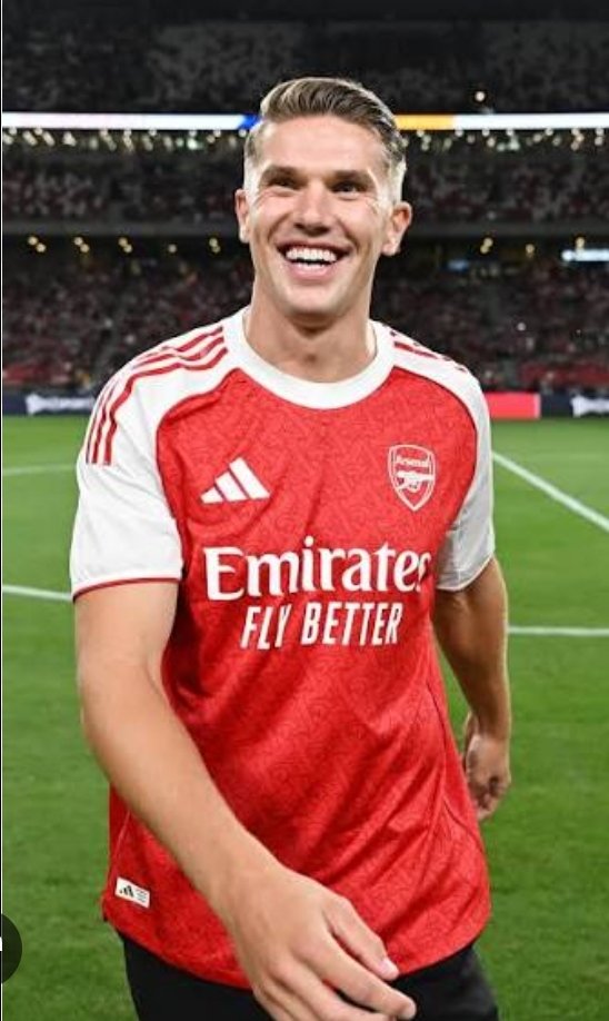 What's wrong with some Arsenal players. They don't want to pass the ball to my striker , I had a long night when I saw Bukayo saka denying to play the ball to him to score yet he was in the right ✅️ position to score, the same applied to Calafiori he also decided to de same.