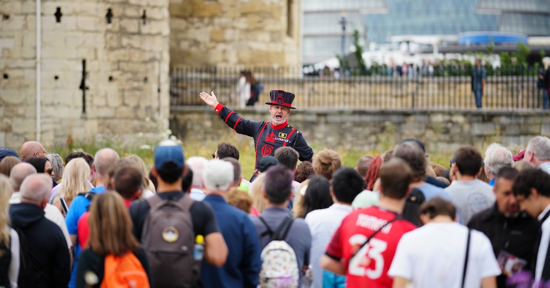 TowerOfLondon's tweet image. The ‘story’ is the world-famous tour that the Yeoman Warders deliver to millions of Tower of London visitors each year. 🏰 

Every new Yeoman Warder must learn the nearly 10,000 word story, word for word, before they are initiated into the Yeoman Body. #InsideTheTower