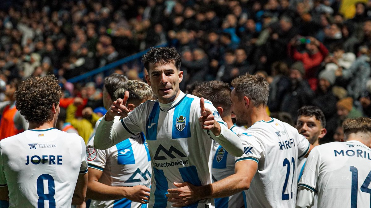 menorcaaldia's tweet photo. ⚽️ El Atlético Baleares, con el menorquín Llorenç Enrich, se carga al Espanyol en la Copa.

👉 El técnico de Ferreries ejerce como ayudante de Luis Blanco: https://t.co/NIsXzkZnk5 https://t.co/pjCaW9aBck
