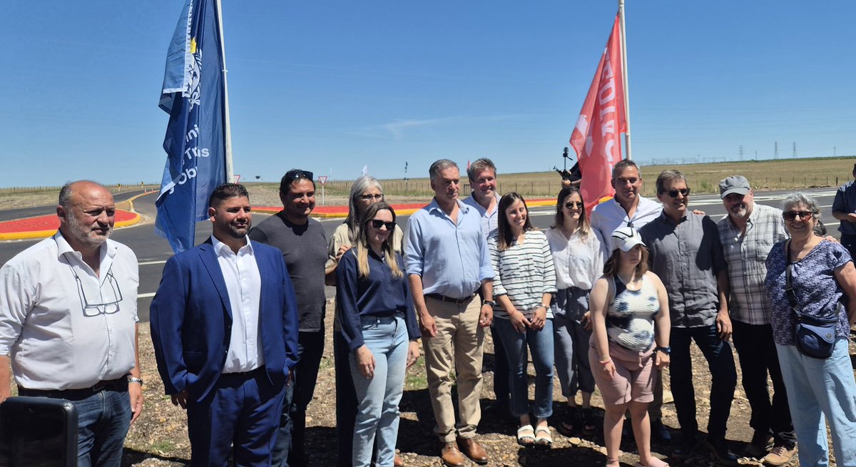 mtopuy's tweet photo. El presidente de la República, Yamandú Orsi junto a la ministra de Transporte, Lucía Etcheverry, el Intendente de Tacuarembó, Wilson Ezquerra y la ministra de Industria, Fernanda Cardona, junto a otros actores locles inauguraron obras viales en Ruta 20, Tacuarembó.

Se ejecutaron los últimos 6 km de Ruta 20 que permiten terminar de conectar las Rutas 3 y 5, acortando distancias para el transporte de carga,  de productores y mejorando el acceso a servicios para la comunidad.