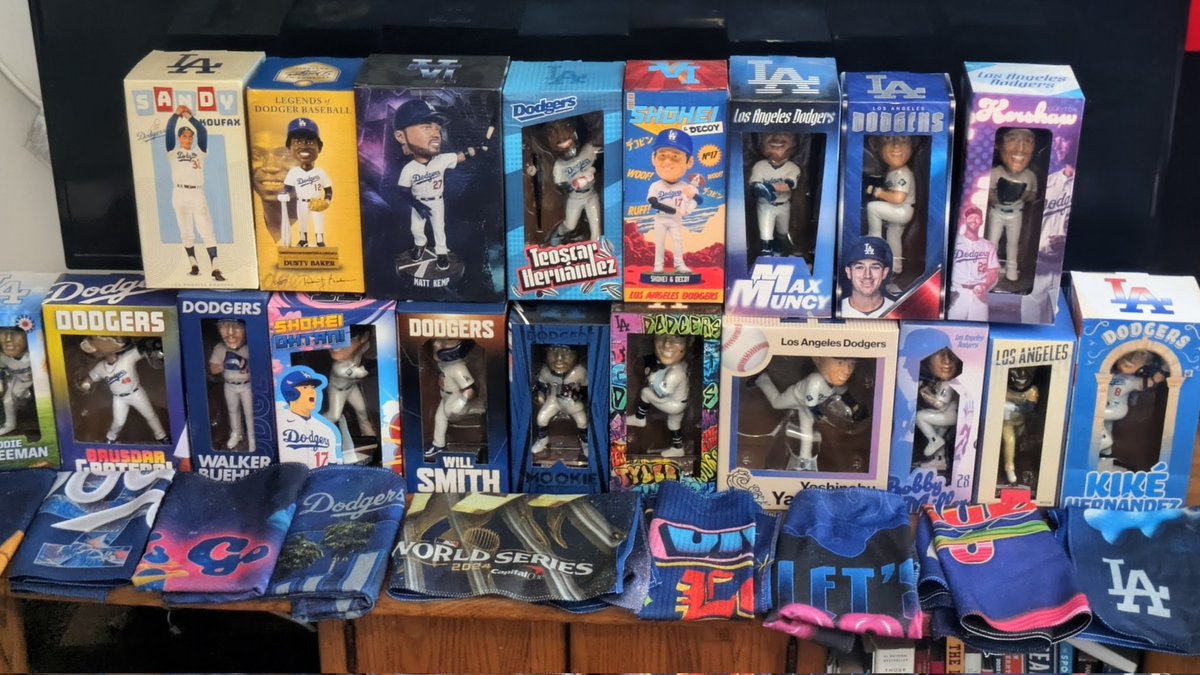 CoachLok's tweet image. I bet you can't find this complete set anywhere. #Christmas Gift for the #Dodger Fan who has almost everything. 

All 18 of the 2024 Stadium wide promotional #bobbleheads including MVP's Shohei Ohtani (2 - one with his dog Decoy), Clayton Kershaw, Mookie Betts , Yoshinobu...1/2