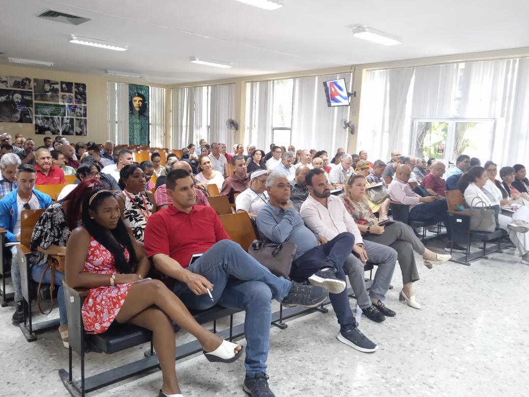 En <a href="/minalcuba/">Ministerio de la Industria Alimentaria de Cuba</a> encuentro con  empresarios y actores no estatales, para establecer alianzas y mostrar oportunidades de nuestra Industria. Conducido por el VMP <a href="/JFAR58814797/">JFAR Javier Francisco Aguiar Rodríguez</a> y la VM <a href="/midalys_blanco/">Midalys Naranjo Blanco</a> apuesta por  estrategias que impacten en producciones para el pueblo <a href="/AlbertoLopezcu/">Alberto López Díaz</a>