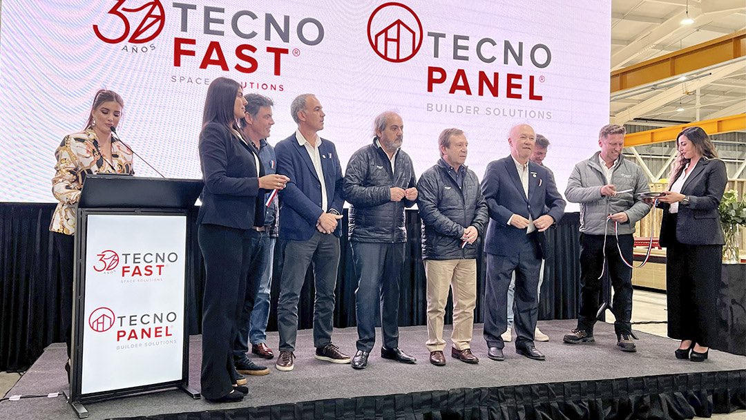 Acompañamos a Tecno Fast en la inauguración de su primera planta de construcción industrializada en #PuertoVaras:

💰 Inversión: US$15 millones
🏗️ +400 módulos/año
👷‍♂️ +100 empleos directos
🏠 Foco en vivienda social, incluyendo 350 casas aprobadas por Serviu en #Castro.