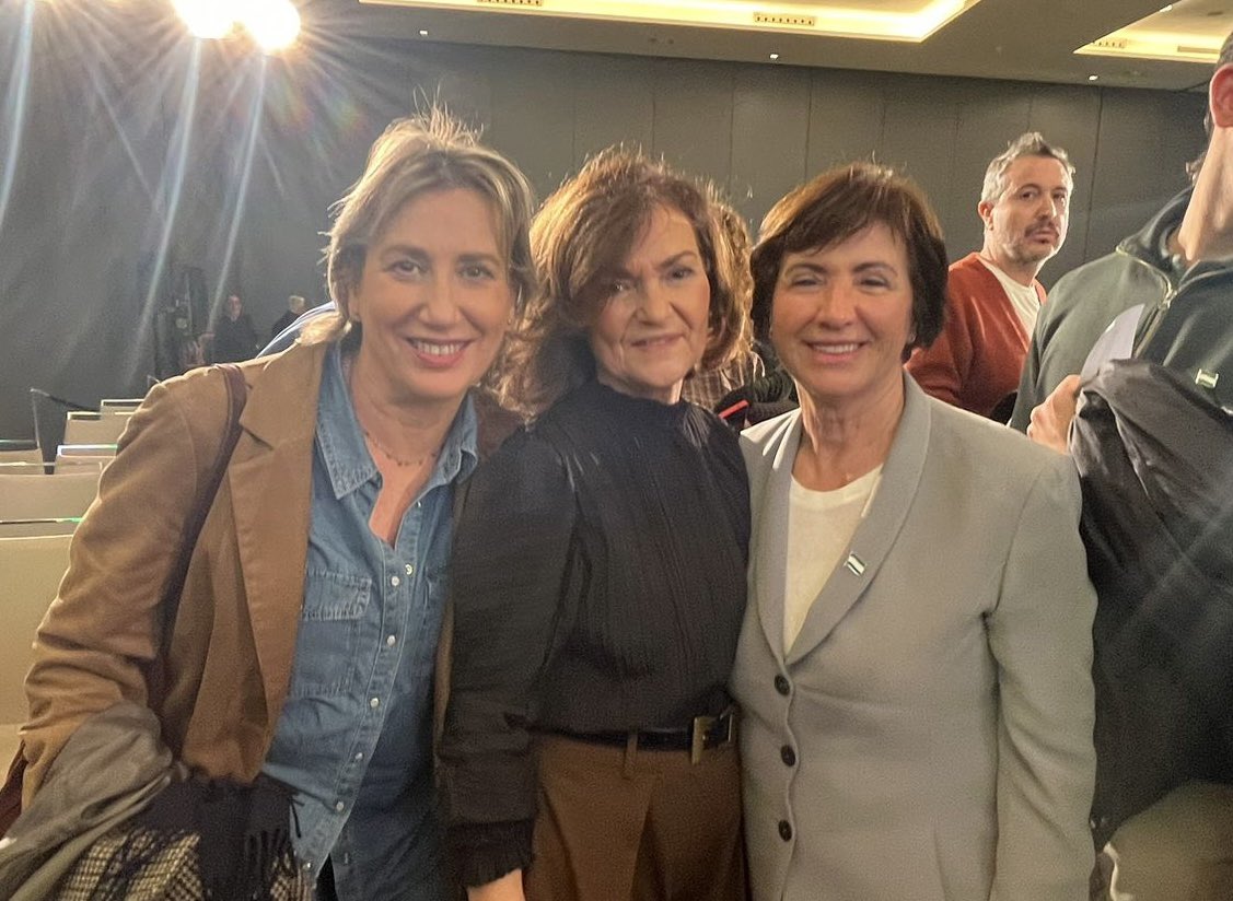 CarmenSeguraB's tweet photo. Esta tarde hemos asistido a los IV Premios Rafael Escuredo, un emotivo acto de reconocimiento al compromiso con la justicia social.
Seguimos avanzando con memoria, valores y futuro. 🌹 #PremiosRafaelEscuredo #Málaga #CompromisoYProgreso https://t.co/cVuzpVqSUq