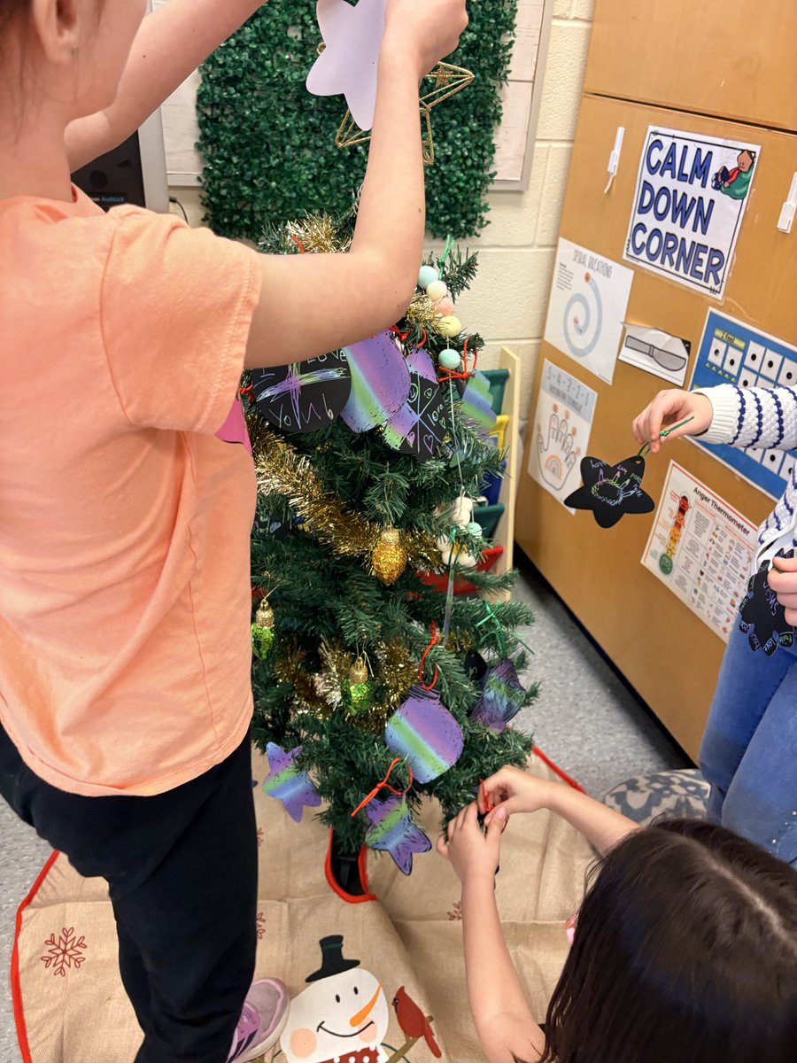 Our Advent Calendar activity of the day was decorating our Christmas Tree 🎄 students used symbols for Advent to create ornaments for our tree. We prepared by writing out the steps to decorate a Christmas tree in detail. <a href="/shcsparis/">Sacred Heart, Paris</a>