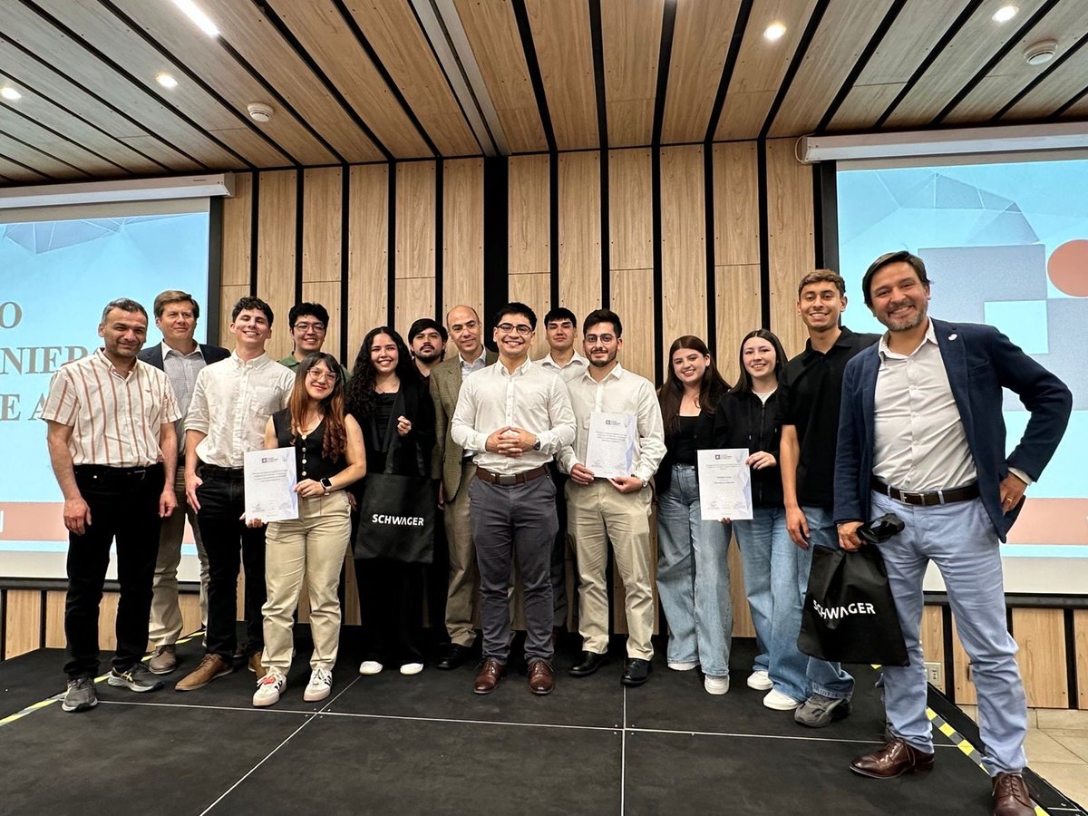 #EstudiantesFIC 🙌 El 24 de noviembre se realizó la ceremonia de premiación del Concurso Innovando con Ingeniería 2025 del Colegio de Ingenieros de Chile, donde estudiantes de la Escuela de Ingeniería Industrial UDP tuvieron una destacada participación.

eii.udp.cl/estudiantes-tu…