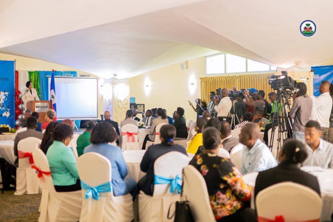 ASLAH_PROMO's tweet photo. Yè, nan Otèl El Rancho, te gen yon gwo moman istorik ak estratejik pou tout kominote ayisyèn ki gaye atravè mond lan. Ministè Ayisyen Ki Ap Viv Aletranje (MHAVE) lanse premye faz Pwojè « Katografi Dyaspora Ayisyèn ». https://t.co/7Nwf41xtvl