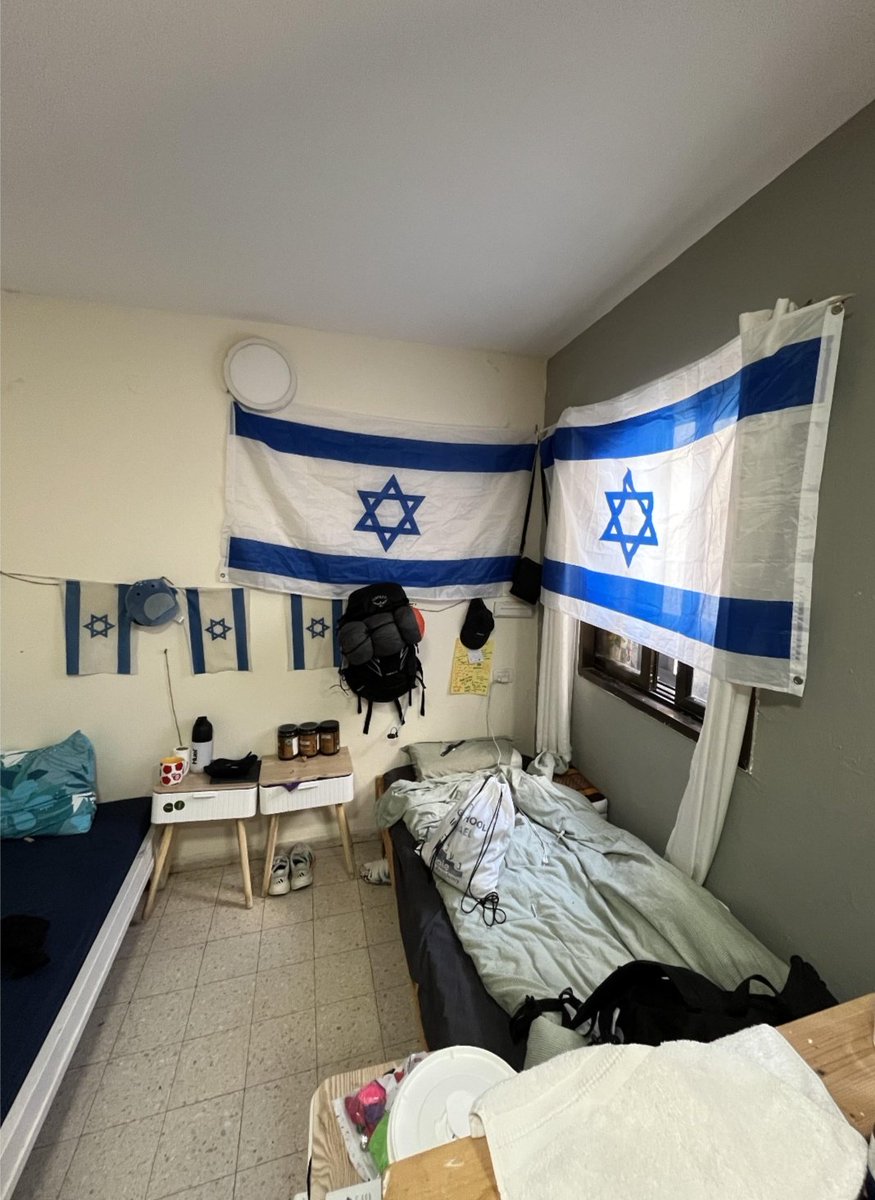Wingo_Cars's tweet photo. Aquí mis #zonas favoritas de esta nuestra hermosa #comunidad de #vecinos 😁
1️⃣ Habitación #de Papo 🇮🇱🤢
2️⃣ Habitación del Sergent #ESTAMOS 🎗
3️⃣ Los pasillos de la #Urba, #psoedimisión #Gestión ✅️✍️
4️⃣ El ascensor repleto de #pirindolas 😋🤤
#LaLigaUrbaJ3 https://t.co/pxJTnrXx4w