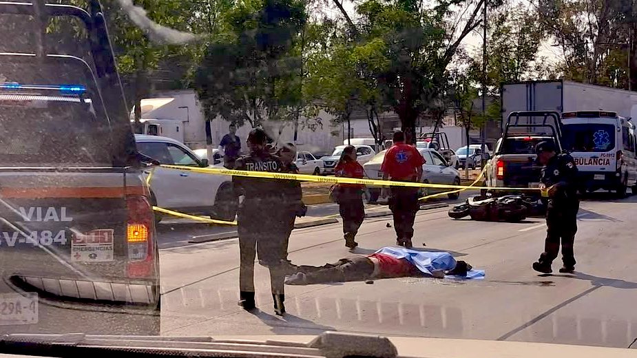 #UltimaHora || FALLECE BIKER ATROPELLADO EN LA VÍA JOSÉ LÓPEZ PORTILLO #TULTITLAN #EDOMEX

El cuerpo del motociclista permanece tendido frente al banco del bienestar en San Francisco Chilpan.

En espera de servicios periciales.