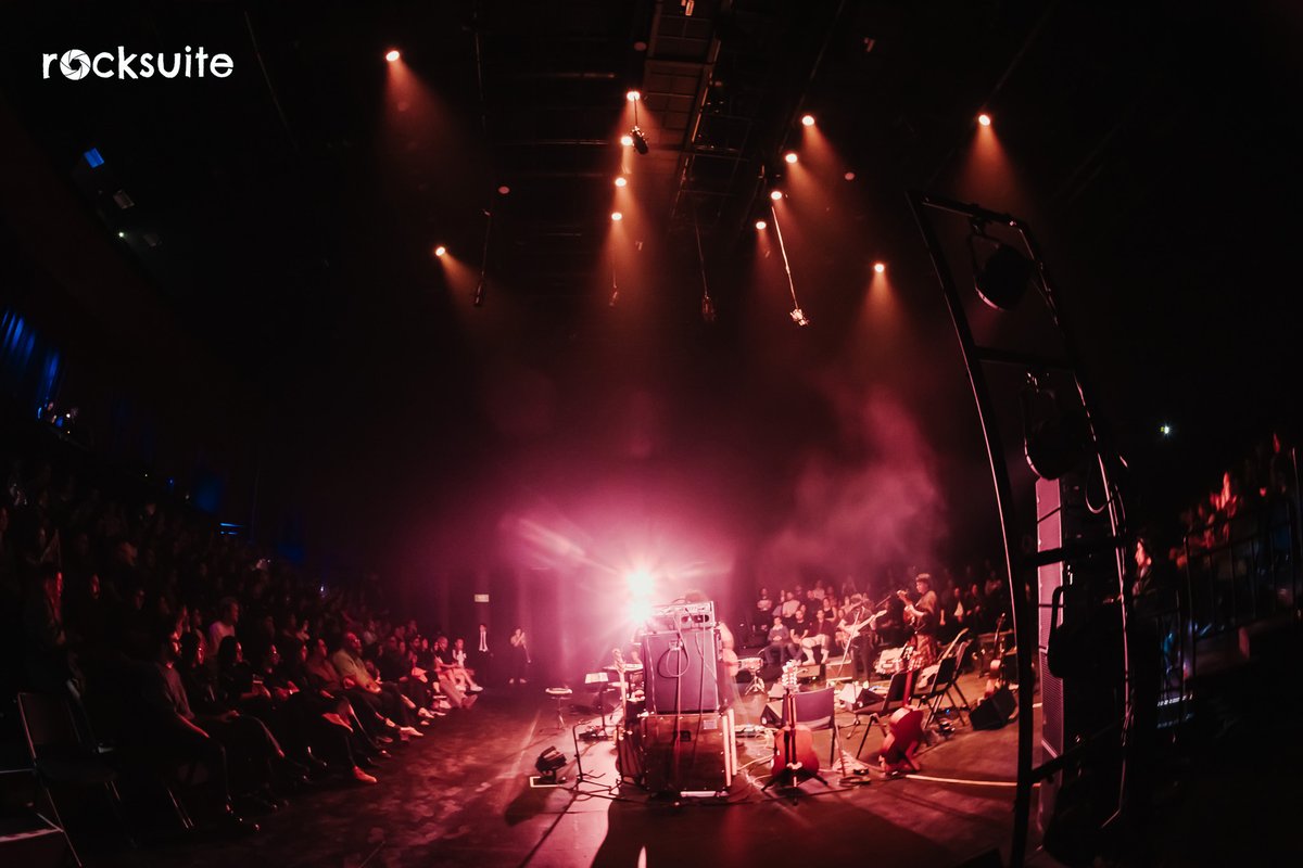 Entre luz, energía y un público entregado, <a href="/WohlBand/">Wohl</a>  celebró diez años de música, memoria y futuro en el <a href="/ConjSantander/">Conjunto Santander</a> 

📷 Julio Razo