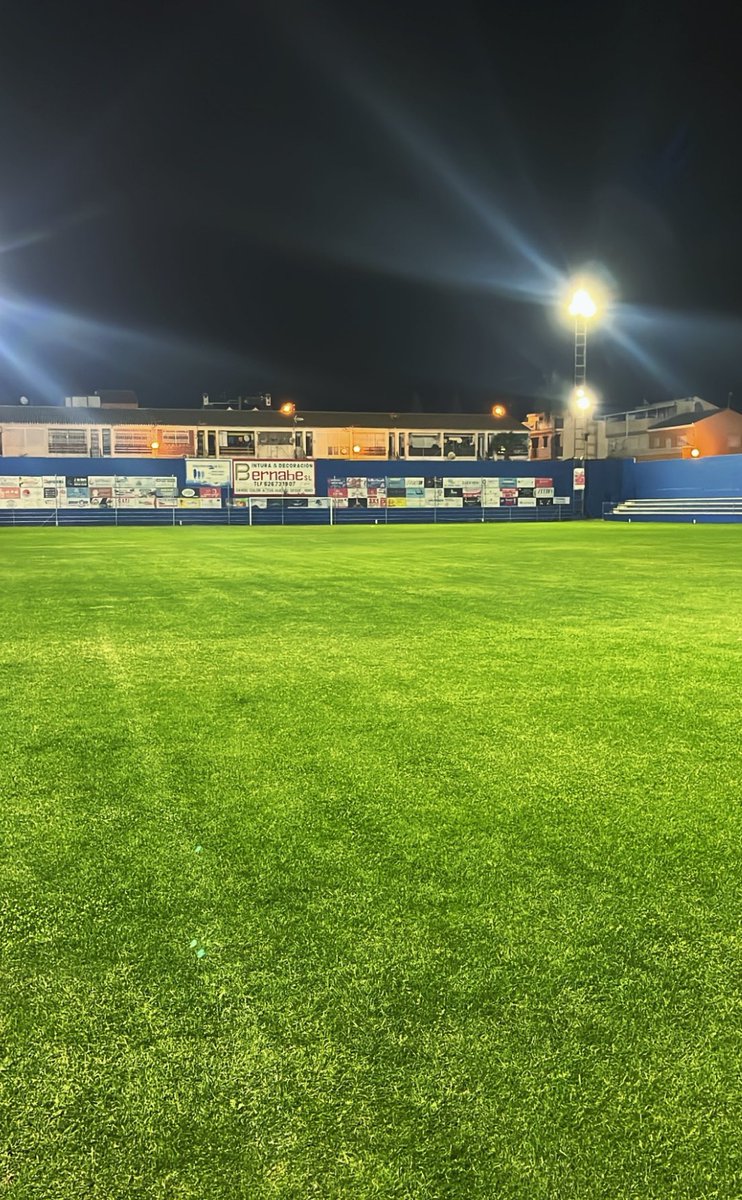Nacional10x's tweet photo. 3 RFEF 

Diciembre y en este estado se encuentra el césped del Playasol, morada del CD Bala, que por cierto no tendrá que hacer resiembra.

Esto no sería posible sin la gran labor que realiza Javier Marín (presidente) y a pié de campo los utilleros Rigoberto y Daniel https://t.co/jj3LMhnRwj