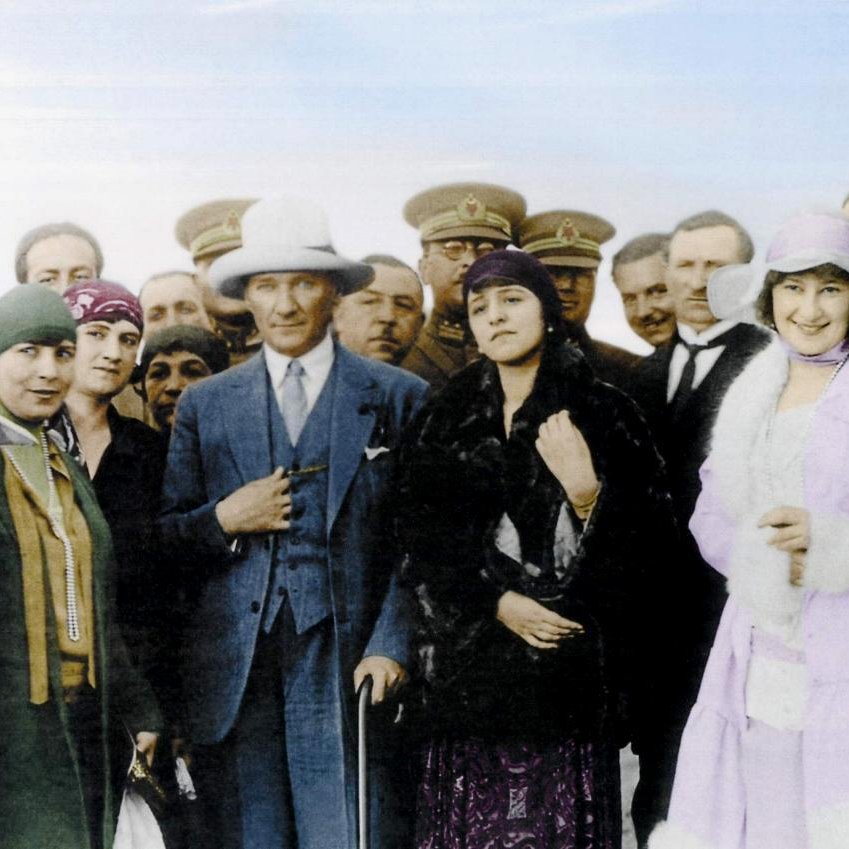 Türk kadınına seçme ve seçilme hakkı 91 yıl önce bugün verildi.

"Ey kahraman Türk kadını, sen yerde sürünmeye değil, omuzlar üzerinde göklere yükselmeye layıksın."