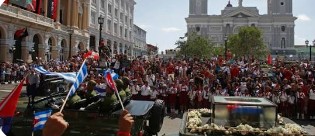 Los agradecidos te reiteramos nuestro juramento de lealtad eterna. 
#100AñosConFidel