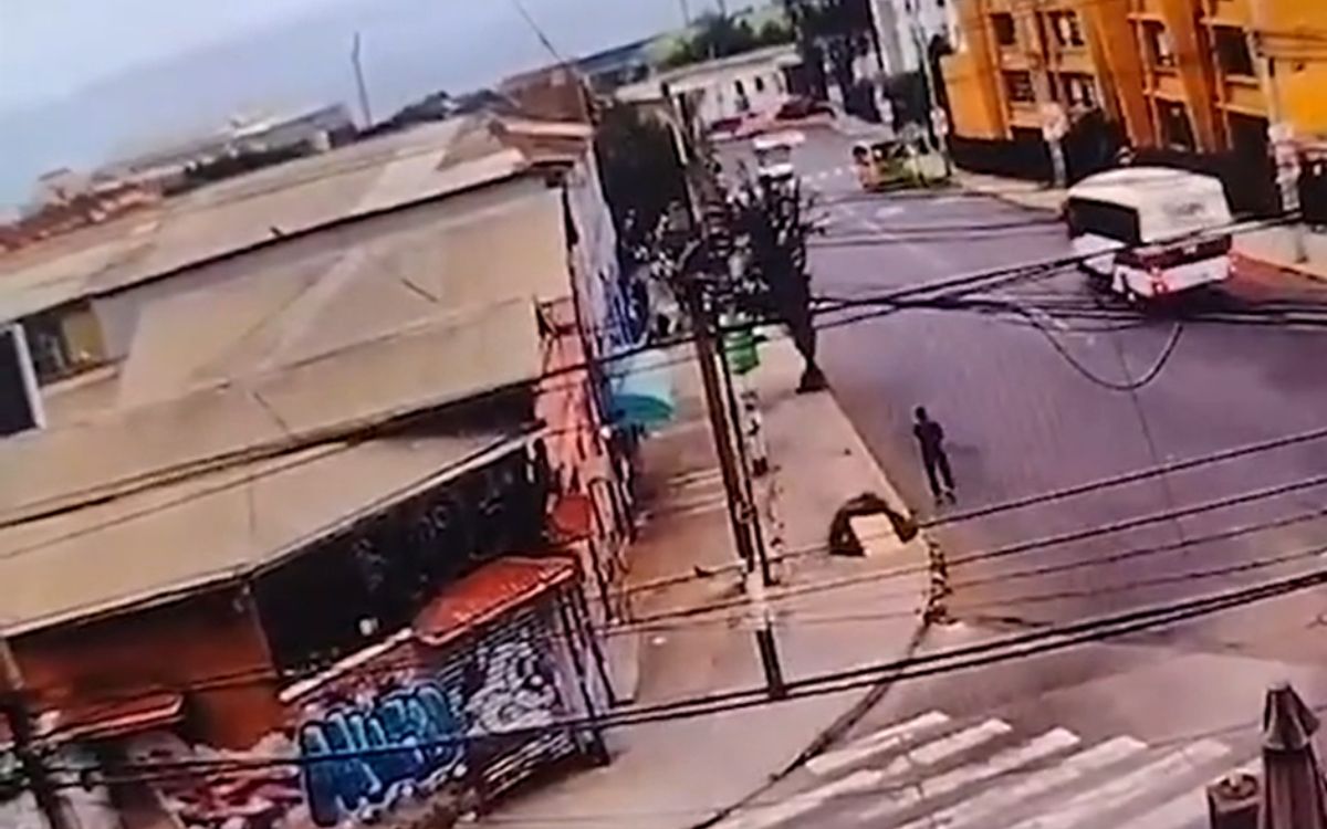 La comunidad de la Universidad de Valparaíso está de luto. Una de sus  estudiantes murió atropellada por chofer de micro en #PlayaAncha. Mañana  viernes formalizarán al conductor: ⬇ https://t.co/VBewZxVsp6