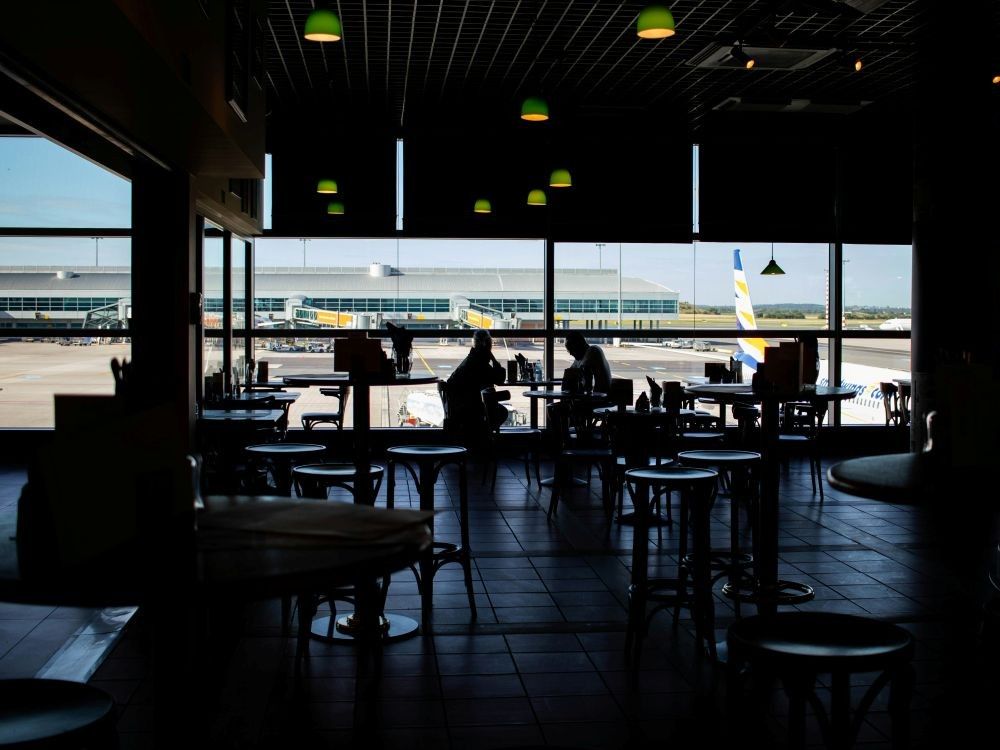 15 rules for the airport bar every traveller should follow, according to frequent flyers o.canada.com/travel/15-rule…