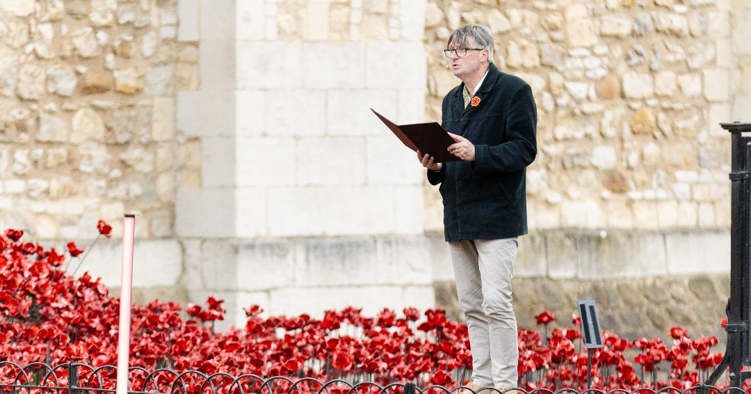 TowerOfLondon's tweet image. At a special event this May we marked the 80th anniversary of VE Day🌺

Second World War Veterans attended, members of the Yeoman Body and Tower community read recollections from the Second World War, and Poet Laureate Simon Armitage read his poem ‘In Retrospect’. #InsideTheTower