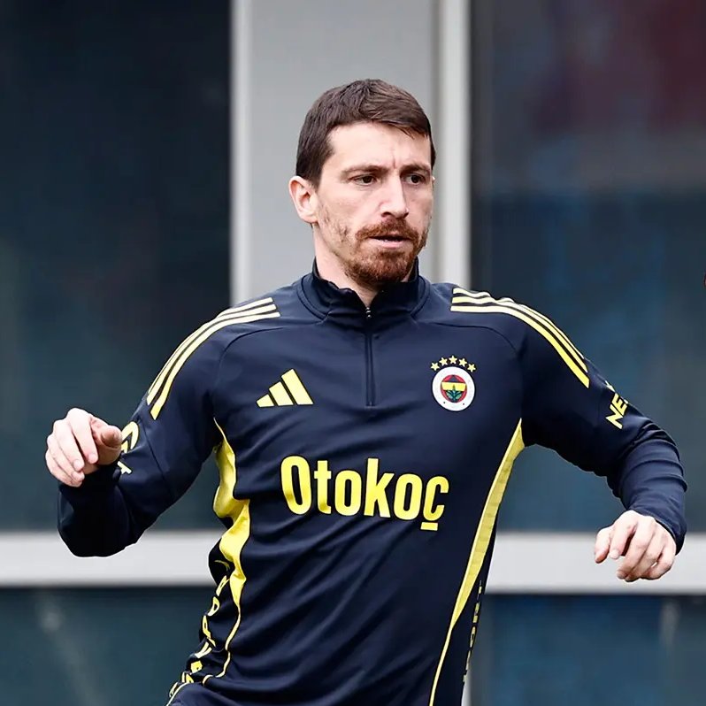 1907FB's tweet image. Sadece son 3 senede sözleşmesi gereği oynaması gereken 192 maçın 27'sinde ilk 11 çıkabildi.

 Bu 192 maçın 110'unda  ceza, sakat ve performans düşüklüğü nedeniyle   sahaya ayak basmadı. 

Bir iş düşünün 192 iş gününün 110'unda devamsızlık yapıyorsunuz.  Sizi işten almadıkları…