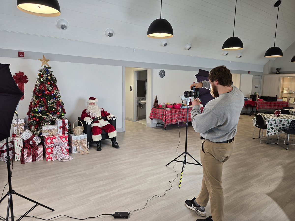 DarrylVanSickle's tweet photo. These are a few photos from our client Christmas party two days ago. We had a great turnout, and it was really nice to see everyone again. Santa was set up for photos, the room came together well, and we had so many families and kids come to get pictures. https://t.co/mG87hqPqGP