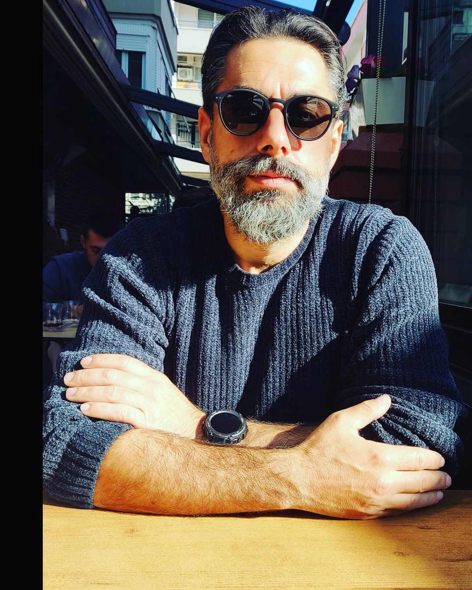 Dar günü görmeden dostuna dostum deme.
Yol ayrımına girmeden yola çıktığın kişiye yoldaş deme.
Fakirliği görmeden her sevdiğine yar deme.
Miraslar bölünmeden kardeşine kardeşim deme.
El koynuna girmeden evladına evladım deme.

İnsanoğlu menfaati bitene kadardır...