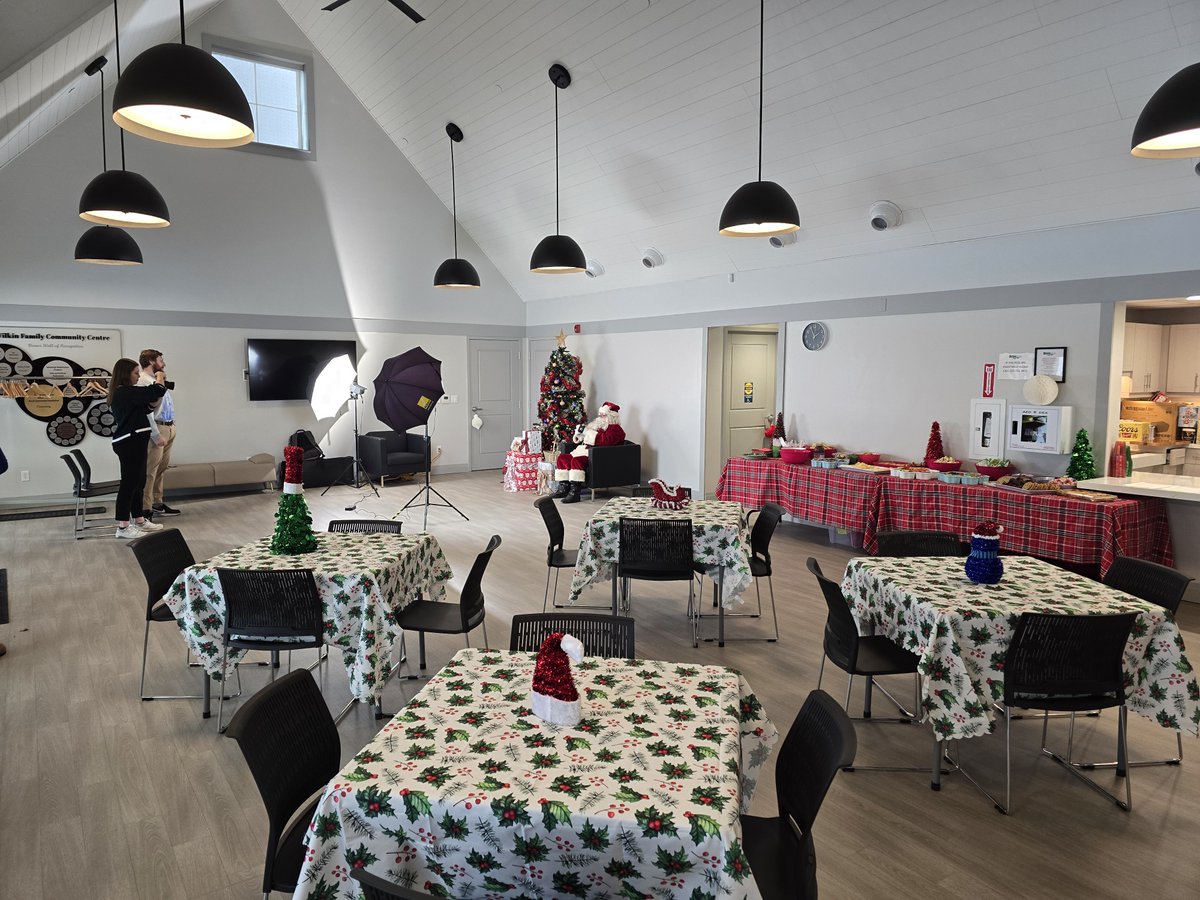 DarrylVanSickle's tweet photo. These are a few photos from our client Christmas party two days ago. We had a great turnout, and it was really nice to see everyone again. Santa was set up for photos, the room came together well, and we had so many families and kids come to get pictures. https://t.co/mG87hqPqGP