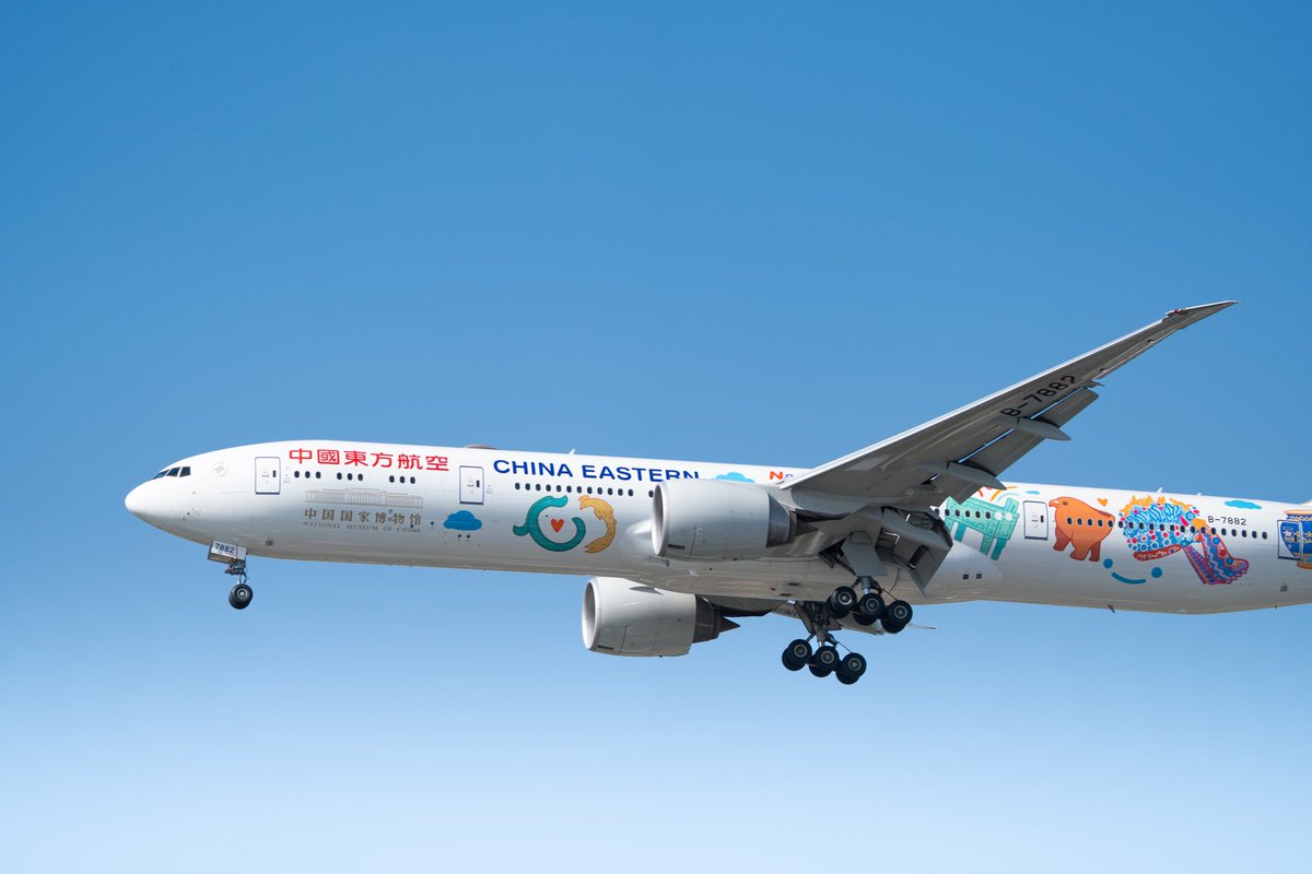 ✈️El Boeing 777 - 300 ER de China Eastern aterrizando en Buenos Aires EZE 💨🛬
▪️PVG - AKL - EZE ▪️B-7882 ▪️
⚠️ Histórico vuelo Inaugural desde Shangái vía Aucklan, 25.5 hs de vuelo en total con parada técnica de 2 hs, es el vuelo mas largo del mundo 🌎 

<a href="/CEAirglobal/">China Eastern Airlines</a>