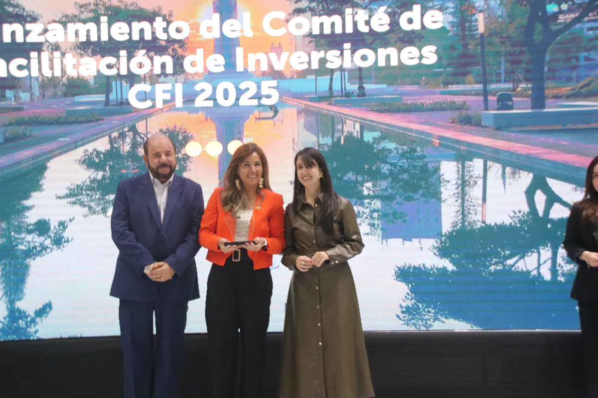 La Presidente @ahk_sv <a href="/klauskarla/">karla klaus 🇩🇪🇸🇻</a> recibió el reconocimiento como miembros del Comité de Facilitación de Inversiones (CFI), otorgado por la Viceministra de Relaciones Exteriores y el Secretario de Comercio.
Agradecemos la confianza y reafirmamos nuestro compromiso