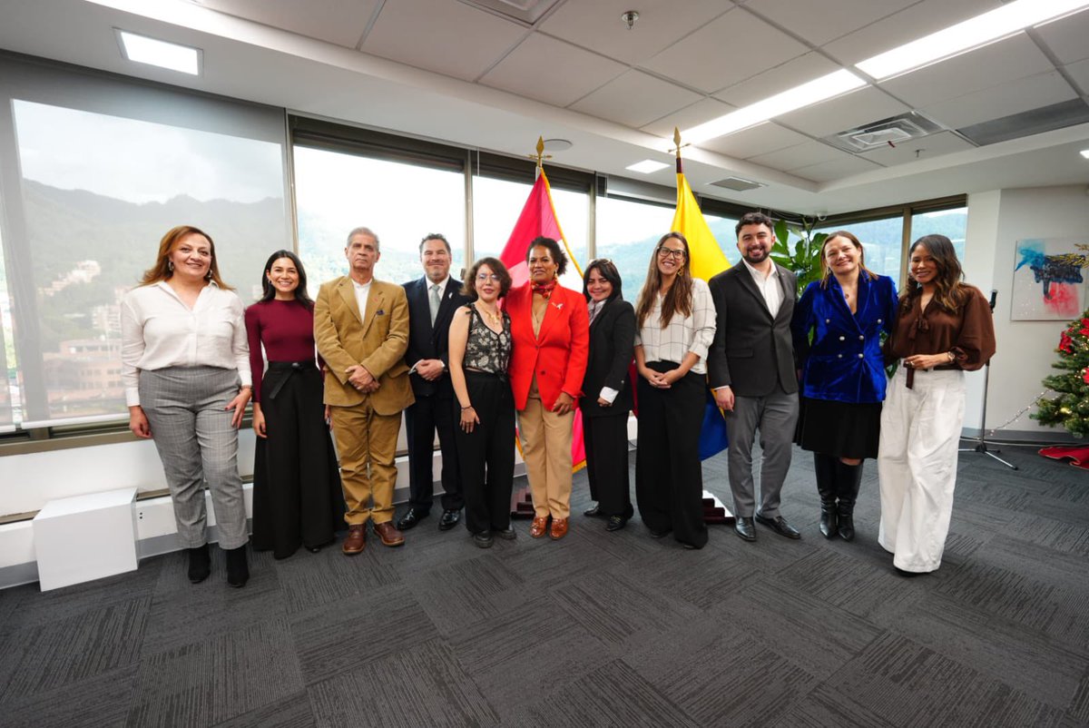 Celebramos los lazos 🇨🇦🤝🇨🇴en un evento con la Embajadora <a href="/efwilliams1/">Elizabeth Williams</a>, Air Canada y aliados. Conversamos sobre lo que viene en 2026en materia de cooperación, intercambio comercial y cultural, y premiamos a los ganadores del concurso Canadá en pocas palabras.¡Felicitaciones!✈️
