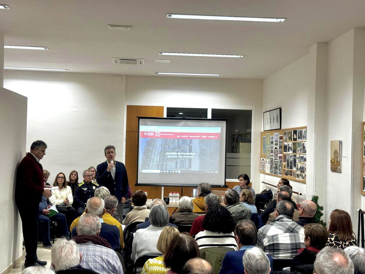 🗣️Trobada veïnal de l’#AlcaldiadeProximitat al local de l’AV del barri del Poble Nou amb l’alcalde <a href="/FRomeroGamarra/">FranCisco Romero Gamarra</a>, acompanyat dels regidors <a href="/gemmaromeu/">Gemma Romeu</a>, Ramon Zaballa i Jordi Junyent, i membres de l’equip tècnic municipal.