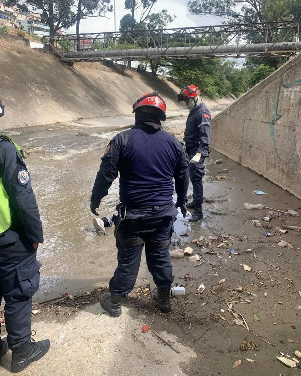 eldiario's tweet image. #4Dic | El Cuerpo de Bomberos de Caracas (CBC) informó que rescató el cadáver de un hombre que cayó a las riveras del rio Guaire, a la altura de la Universidad Católica Andrés Bello (Caracas).

📸: cpablopalacios
