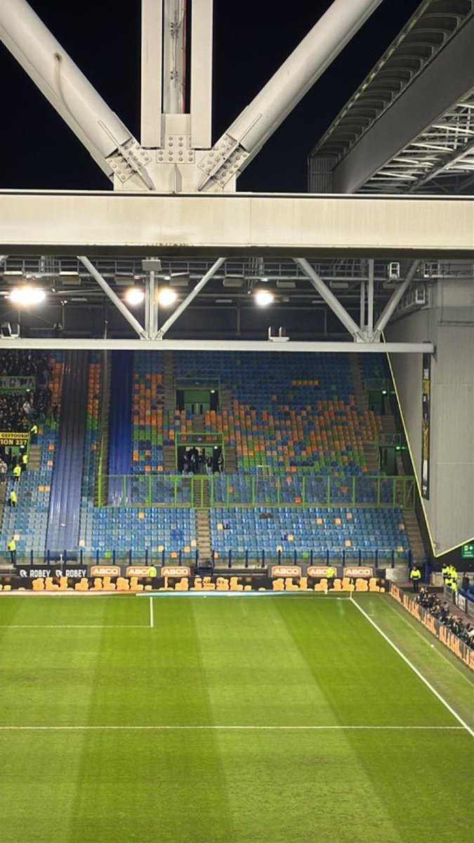 Vrijheid voor supporters!

Het uitvak van De Graafschap in De GelreDome blijft leeg vanavond tegen Vitesse. De ME heeft supporters van de Doetinchemmers buiten het stadion verzocht terug te keren naar de bussen. #VITGRA