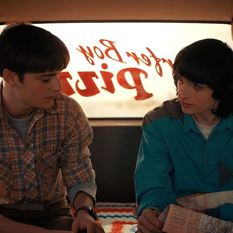 🧵i can never be normal about anne of green gables ever (a byler x shirbert analysis bc why not !)

one of the wsqk the squawk hawkins updates was an ad for the bookmobile's all new paperbacks ‘from anne of green gables to the hobbit’ 

this is byler proof trust