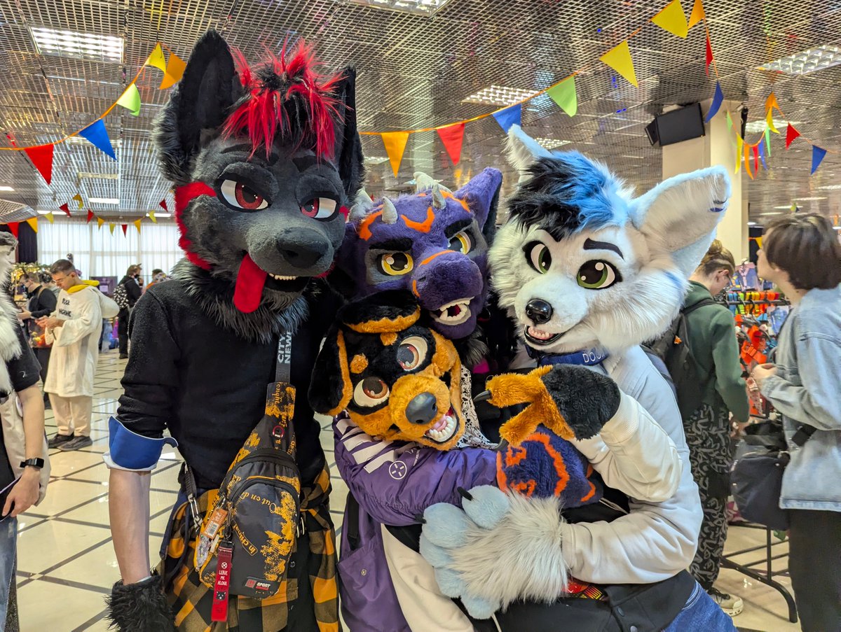 I'm falling this #FursuitFriday ✌️🐶

🫂:
<a href="/kobrre/">Kob🔜ThaiTails, AWOO, EF</a> 🐲💜
<a href="/d00msmoker/">Doomsmoker</a> 🦊🩵

📷: <a href="/mandarinraccoon/">Orandies</a> 🦝🍊