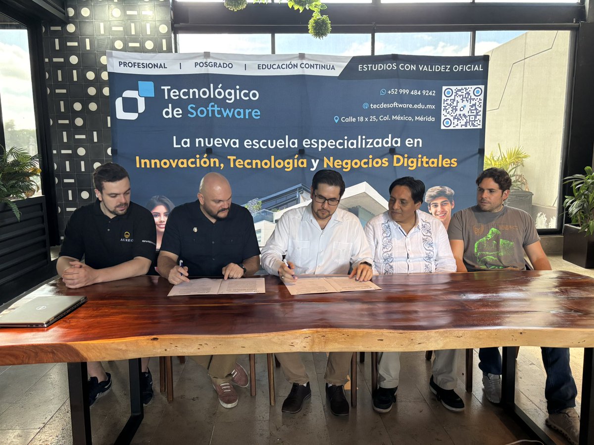 .<a href="/CepnikMaciej/">Maciej Cepnik 🇵🇱 🇲🇽 🇨🇦</a> , director de marketing de Aureo, estuvo encantado de acompañar a José Flores, direcor de <a href="/arcadiabtc/">Arcadia₿</a>, como testigo de una nueva iniciativa de educación sobre Bitcoin, impulsada por <a href="/AceptaBitcoin21/">Acepta Bitcoin C0</a> en Mérida, Yucatán, en @tecdesoftware.

Seguimos disponibles para